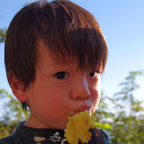 熟成紅はるかを美味しそうに食べる子ども