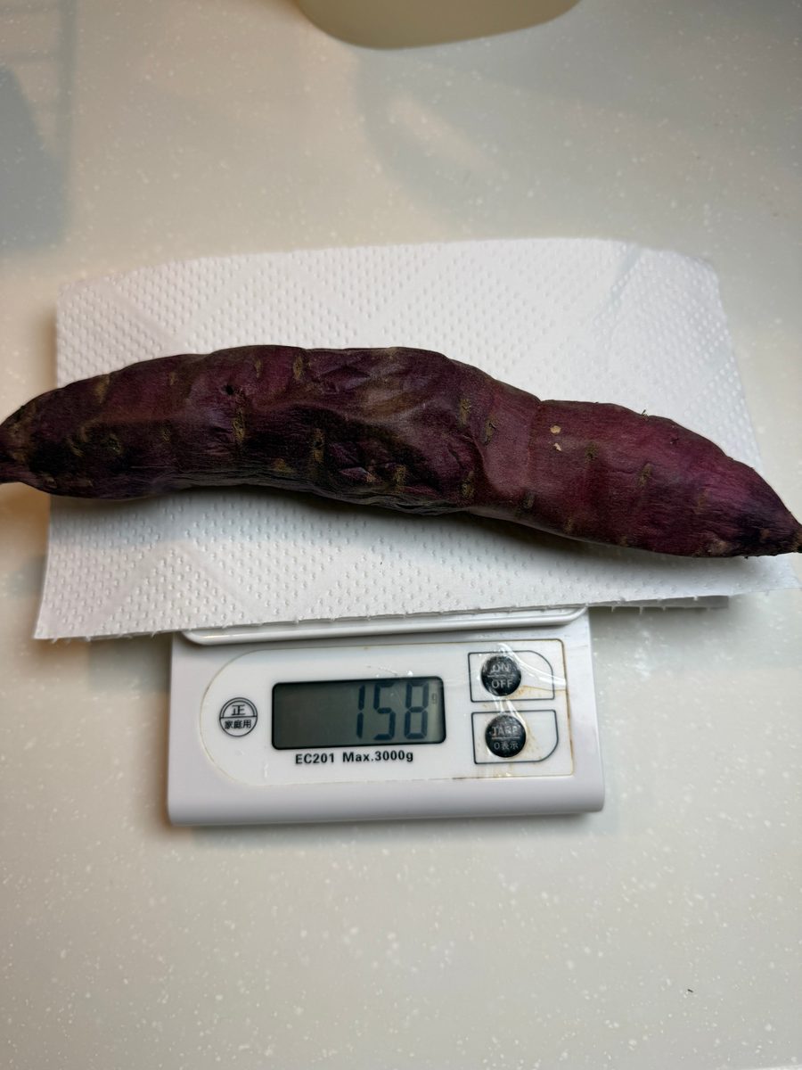 キッチンスケールにのせた紅はるか。表示は158g