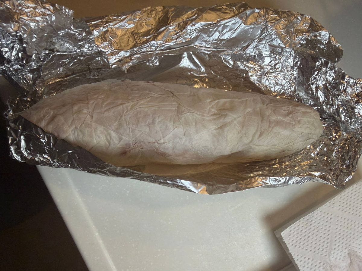 濡らしたキッチンペーパーで包み、その上からアルミホイルで包んださつまいも